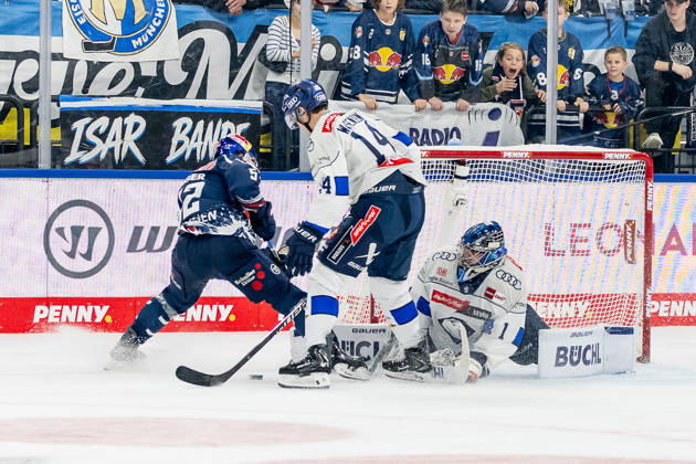 Emil Kvernmo Wasenden (ERC Ingolstadt, 14) und Jonas Stettmer (Torwart, ERC Ingolstadt, 01) verteidigen gegen Patrick Hager (EHC Red Bull Muenchen, 52) GER, EHC Red Bull Muenchen vs. ERC Ingolstadt, DEL, Saison 2026 2027, 7. Spieltag, 09.10.2026. Foto: HMB Media Franz Feiner Copyright: HMBxMedia FranzxFeiner