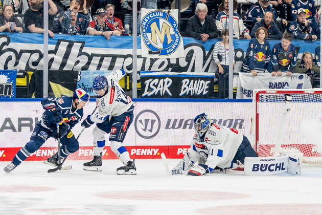 Patrick Hager (EHC Red Bull Muenchen, 52) erzielt hier das Tor zum 1:4 gegen Emil Kvernmo Wasenden (ERC Ingolstadt, 14) und Jonas Stettmer (Torwart, ERC Ingolstadt, 01) GER, EHC Red Bull Muenchen vs. ERC Ingolstadt, DEL, Saison 2026 2027, 7. Spieltag, 09.10.2026. Foto: HMB Media Franz Feiner Copyright: HMBxMedia FranzxFeiner