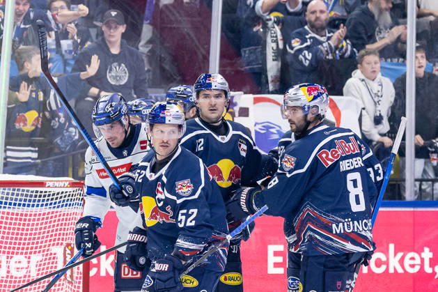 Die Muenchner freuen sich zurueckhaltend mit Patrick Hager (EHC Red Bull Muenchen, 52) ueber dessen Tor Ehrentreffer zum 1:4 - Anschluss GER, EHC Red Bull Muenchen vs. ERC Ingolstadt, DEL, Saison 2026 2027, 7. Spieltag, 09.10.2026. Foto: HMB Media Franz Feiner Copyright: HMBxMedia FranzxFeiner