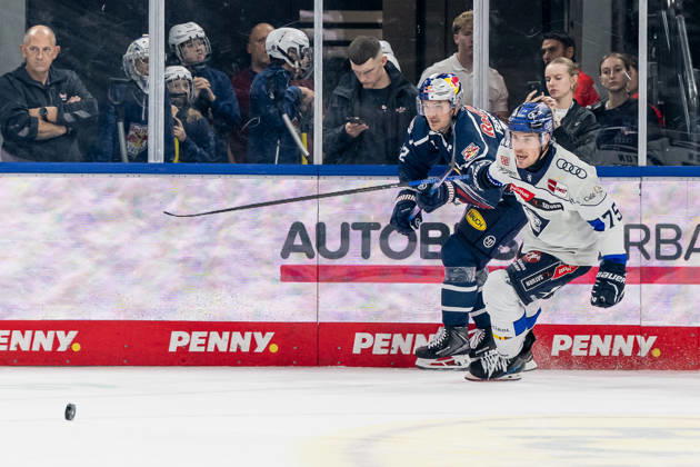 Kampf um den Puck Zweikampf zwischen Brady Ferguson (EHC Red Bull Muenchen, 12) und Alex Breton (ERC Ingolstadt, 75) GER, EHC Red Bull Muenchen vs. ERC Ingolstadt, DEL, Saison 2026 2027, 7. Spieltag, 09.10.2026. Foto: HMB Media Franz Feiner Copyright: HMBxMedia FranzxFeiner