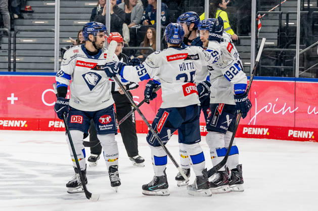 Die Ingolstaedter bejubeln mit Daniel Schmoelz (ERC Ingolstadt, 92) dessen Tor Empty Net Goal zum 1:5 - Enstand GER, EHC Red Bull Muenchen vs. ERC Ingolstadt, DEL, Saison 2026 2027, 7. Spieltag, 09.10.2026. Foto: HMB Media Franz Feiner Copyright: HMBxMedia FranzxFeiner