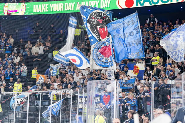 Die Ingostaedter Fans feiern den Sieg GER, EHC Red Bull Muenchen vs. ERC Ingolstadt, DEL, Saison 2026 2027, 7. Spieltag, 09.10.2026. Foto: HMB Media Franz Feiner Copyright: HMBxMedia FranzxFeiner