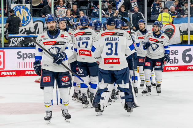 Die Ingolstaedter Spieler beim Abklatschen nach dem Sieg GER, EHC Red Bull Muenchen vs. ERC Ingolstadt, DEL, Saison 2026 2027, 7. Spieltag, 09.10.2026. Foto: HMB Media Franz Feiner Copyright: HMBxMedia FranzxFeiner