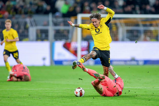 09.10.2026, Fußball, Borussia Dortmund - SV Werder Bremen, 1. Fußball Bundesliga, 05. Spieltag, Signal Iduna Park, Saison 2026 27: Fabio Silva (BVB 21) im Zweikampf gegen Marco Friedl (Werder Bremen 32) DFB regulations prohibit any use of photographs as image sequences and or quasi-video. Nordrhein-Westfalen Deutschland
