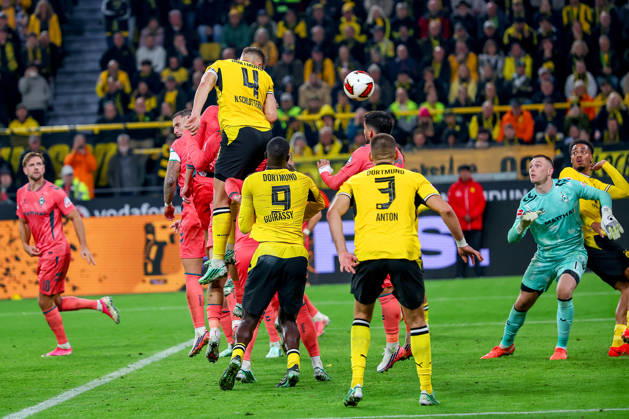 09.10.2026, Fußball, Borussia Dortmund - SV Werder Bremen, 1. Fußball Bundesliga, 05. Spieltag, Signal Iduna Park, Saison 2026 27: Torschuss Schuss Treffer Kopfball Strafraumaktion Tor zum 2:0 durch Torschütze Nico Schlotterbeck (BVB 04) DFB regulations prohibit any use of photographs as image sequences and or quasi-video. Nordrhein-Westfalen Deutschland