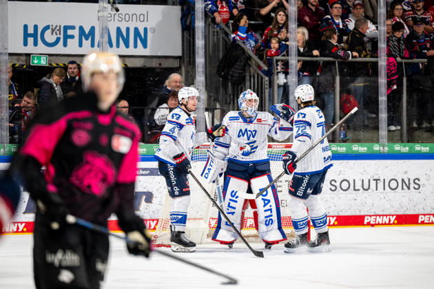 09.10.2026 - Eishockey - Saison 2026 2027 - Penny DEL - Nürnberg Ice Tigers Icetigers - Adler Mannheim - ThHa - xthxhax - Jubel, Freude Dan Renouf (4, Adler Mannheim ) Maximilian Franzreb (56, Adler Mannheim ) Lennard Nieleck (72, Adler Mannheim )