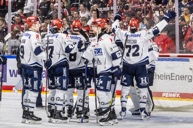 Die Mannschaft der Schwenninger Wild Wings freut sich nach dem Sieg in Koeln Koelner Haie vs. Schwenninger Wild Wings, Eishockey, Penny DEL, Spieltag 07, 2026 2027, 09.10.2026 Koelner Haie vs. Schwenninger Wild Wings, Eishockey, Penny DEL, Spieltag 07, 2026 2027, 09.10.2026 Koeln Copyright: xEibner-Pressefoto GerhardxWingenderx EP_GWR