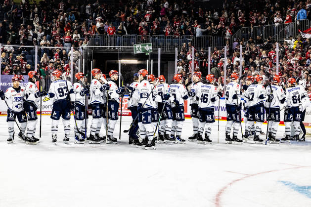 Die Mannschaft der Schwenninger Wild Wings freut sich nach dem Sieg in Koeln Koelner Haie vs. Schwenninger Wild Wings, Eishockey, Penny DEL, Spieltag 07, 2026 2027, 09.10.2026 Koelner Haie vs. Schwenninger Wild Wings, Eishockey, Penny DEL, Spieltag 07, 2026 2027, 09.10.2026 Koeln Copyright: xEibner-Pressefoto GerhardxWingenderx EP_GWR