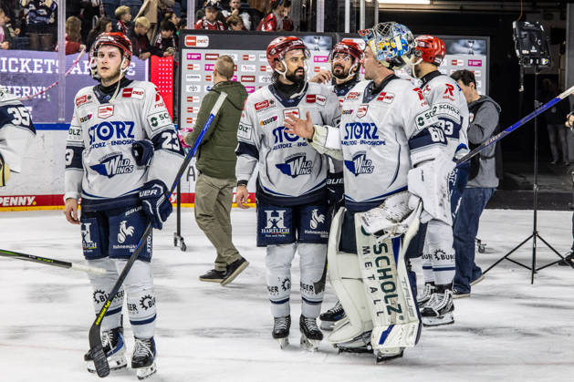 Die Mannschaft der Schwenninger Wild Wings freut sich nach dem Sieg in Koeln Koelner Haie vs. Schwenninger Wild Wings, Eishockey, Penny DEL, Spieltag 07, 2026 2027, 09.10.2026 Koelner Haie vs. Schwenninger Wild Wings, Eishockey, Penny DEL, Spieltag 07, 2026 2027, 09.10.2026 Koeln Copyright: xEibner-Pressefoto GerhardxWingenderx EP_GWR