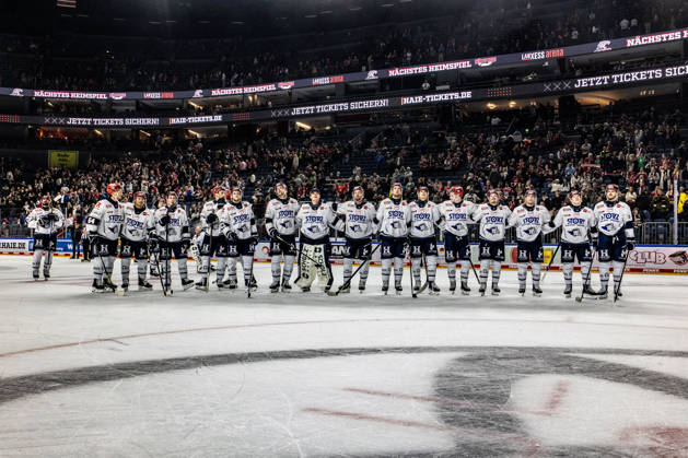 Die Mannschaft der Schwenninger Wild Wings freut sich nach dem Sieg in Koeln Koelner Haie vs. Schwenninger Wild Wings, Eishockey, Penny DEL, Spieltag 07, 2026 2027, 09.10.2026 Koelner Haie vs. Schwenninger Wild Wings, Eishockey, Penny DEL, Spieltag 07, 2026 2027, 09.10.2026 Koeln Copyright: xEibner-Pressefoto GerhardxWingenderx EP_GWR