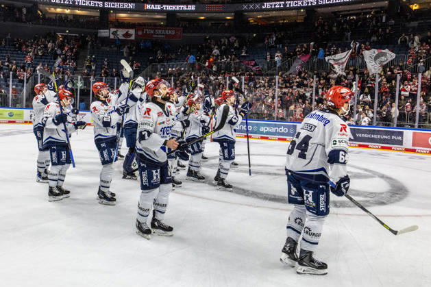 Die Mannschaft der Schwenninger Wild Wings freut sich nach dem Sieg in Koeln Koelner Haie vs. Schwenninger Wild Wings, Eishockey, Penny DEL, Spieltag 07, 2026 2027, 09.10.2026 Koelner Haie vs. Schwenninger Wild Wings, Eishockey, Penny DEL, Spieltag 07, 2026 2027, 09.10.2026 Koeln Copyright: xEibner-Pressefoto GerhardxWingenderx EP_GWR