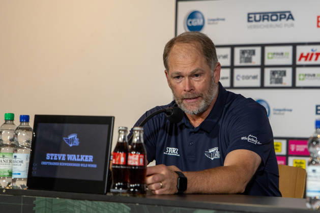Steve Walker (Schwenninger Wild Wings, Head Coach) bei der Pressekonferenz nach dem Sieg in Koeln Koelner Haie vs. Schwenninger Wild Wings, Eishockey, Penny DEL, Spieltag 07, 2026 2027, 09.10.2026 Koelner Haie vs. Schwenninger Wild Wings, Eishockey, Penny DEL, Spieltag 07, 2026 2027, 09.10.2026 Koeln Copyright: xEibner-Pressefoto GerhardxWingenderx EP_GWR