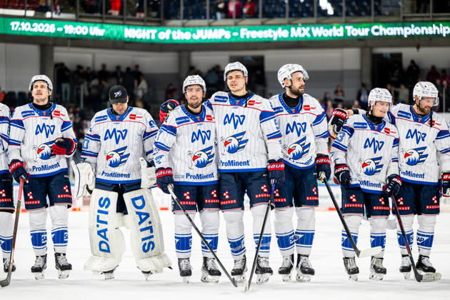 gut gelaunte Mannheimer Spieler nach dem Sieg, Nuernberg Ice Tigers vs. Adler Mannheim, Eishockey, Penny DEL, 7. Spieltag, 09.10.2026, Nuernberg Ice Tigers vs. Adler Mannheim, Eishockey, Penny DEL, 7. Spieltag, 09.10.2026 Copyright: xEibner-Pressefoto ThomasxHahnx EP_NIT