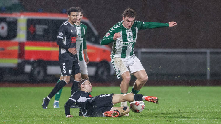 v.li.: Timon Widiker (SV Atlas Delmenhorst, 19) und Patrick Götzelmann (SV Werder Bremen II, 17) im Zweikampf, Duell, Dynamik, Aktion, Action, Spielszene, 09.10.2026, Bremen (Deutschland), Fussball, Regionalliga Nord, SV Werder Bremen II - SV Atlas Delmenhorst