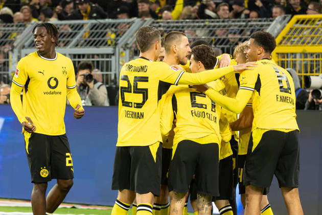 Dortmund, Deutschland 09. Oktober 2026: 1. BL - 2026 2027 - Sp. 5 - Borussia Dortmund gegen SV Werder Bremen Im Bild: Daniel Svensson (BVB) jubelt nach seinem Tor zum 1:0 mit seinen Manschaftskollegen DFL DFB regulations prohibit any use of photographs as image sequences and or quasi-video. Signal Iduna Park Nordrhein Westfalen Copyright: xFotostandx xZeisingx