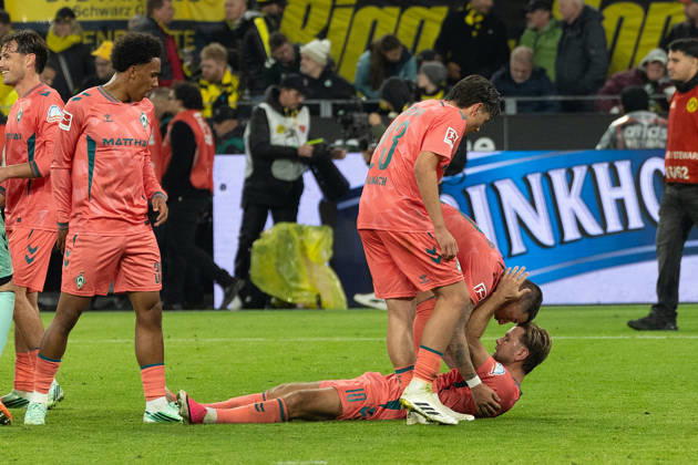 Dortmund, Germany, 09.10.26, Niclas Fuellkrug (SV Werder Bremen) liegt nach dem Spiel auf dem Rasen waehrend des Spiels der 1. Bundesliga zwischen Borussia Dortmund - SV Werder Bremen im Signal Iduna Park in Dortmund. (Photo by Joachim Bywaletz) DFB DFL REGULATIONS PROHIBIT ANY USE OF PHOTOGRAPHS AS IMAGE SEQUENCES AND OR QUASI-VIDEO. Copyright: JoachimxBywaletz xJB-Sportfoto