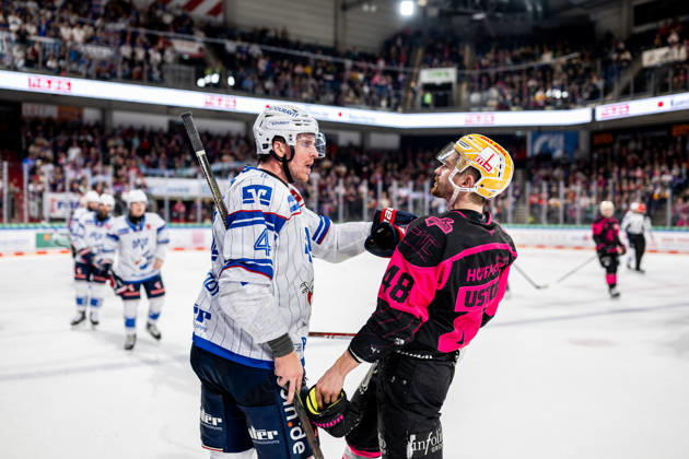 09.10.2026 - Eishockey - Saison 2026 2027 - Penny DEL - Nürnberg Ice Tigers Icetigers - Adler Mannheim - ThHa - xthxhax - Dan Renouf (4, Adler Mannheim ) Jake Ustorf (48, Nürnberg Ice Tigers, NIT ) Streit, Gerangel