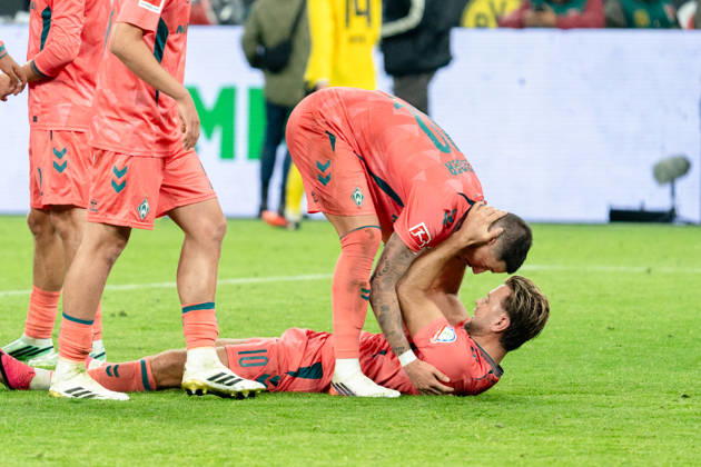 Deutschland: 1. Bundesliga 2026 2027, 5. Spieltag: Borussia Dortmund vs. Werder Bremen 09.10.2026 Signal Iduna Park (Nordrhein-Westfalen) Niclas Füllkrug ( 10) Marco Grüll ( 17) Jubel Freude Emotionen Torjubel nach Abpfiff Copyright: xCelinaxLeiersx