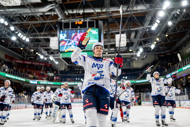 09.10.2026 - Eishockey - Saison 2026 2027 - Penny DEL - Nürnberg Ice Tigers Icetigers - Adler Mannheim - ThHa - xthxhax - Die Adler Mannheim feiert mit den Fans