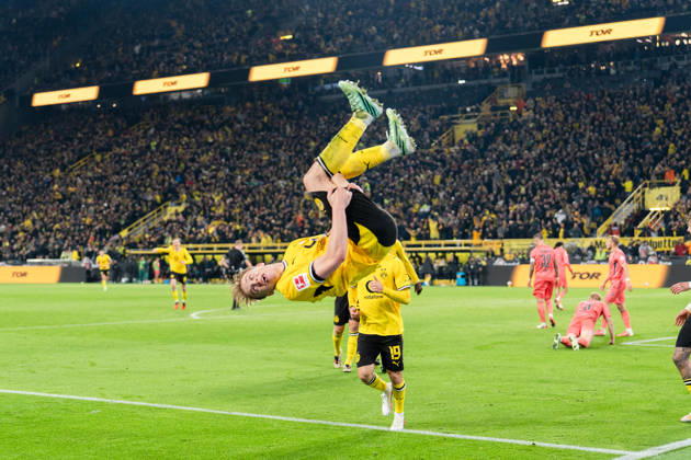 Deutschland: 1. Bundesliga 2026 2027, 5. Spieltag: Borussia Dortmund vs. Werder Bremen 09.10.2026 Signal Iduna Park (Nordrhein-Westfalen) Tor zum 1:0 durch Daniel Svensson (Borussia Dortmund, 24) Jubel Freude Emotionen Torjubel Salto Copyright: xCelinaxLeiersx