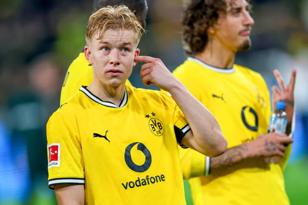 09.10.2026, Fußball, Borussia Dortmund - SV Werder Bremen, 1. Fußball Bundesliga, 05. Spieltag, Signal Iduna Park, Saison 2026 27: Enttäuschung beim BVB nach dem 2:2 Ausgleich Unentschieden - Daniel Svensson (BVB 24) gestikulierend auf dem Spielfeld neben Fabio Silva (BVB 21) enttäuscht Enttäuschung auf dem Spielfeld DFB regulations prohibit any use of photographs as image sequences and or quasi-video. Nordrhein-Westfalen Deutschland