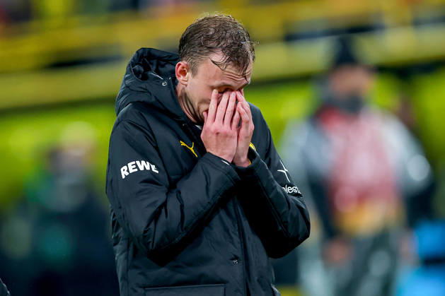 09.10.2026, Fußball, Borussia Dortmund - SV Werder Bremen, 1. Fußball Bundesliga, 05. Spieltag, Signal Iduna Park, Saison 2026 27: Enttäuschung beim BVB nach dem 2:2 Ausgleich Unentschieden - Maximilian Beier (BVB 14) verdeckt das Gesicht mit den Händen enttäuscht Enttäuschung auf dem Spielfeld DFB regulations prohibit any use of photographs as image sequences and or quasi-video. Nordrhein-Westfalen Deutschland
