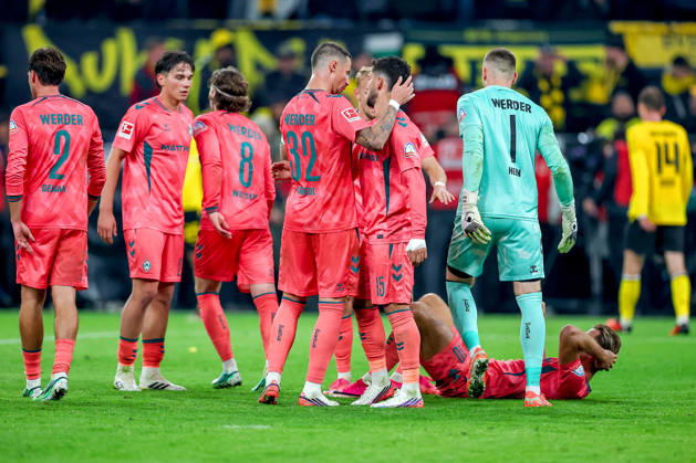 09.10.2026, Fußball, Borussia Dortmund - SV Werder Bremen, 1. Fußball Bundesliga, 05. Spieltag, Signal Iduna Park, Saison 2026 27: Erleichterung bei Werder Bremen nach dem 2:2 Ausgleich - die Mannschaft steht feiernd auf dem Spielfeld Mick Schmetgens (Werder Bremen 33) Marco Friedl (Werder Bremen 32) Olivier Deman (Werder Bremen 02) Karl Hein (Werder Bremen 01) Niclas Füllkrug (Werder Bremen 10) Mitchell Weiser (Werder Bremen 08) Marco Grüll (Werder Bremen 17) Ludovit Reis (Werder Bremen 15) DFB regulations prohibit any use of photographs as image sequences and or quasi-video. Nordrhein-Westfalen Deutschland
