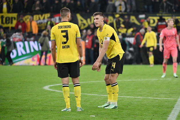 Nico Schlotterbeck (Borussia Dortmund), Waldemar Anton (Borussia Dortmund), v.re., nach dem Abpfiff 09.10.2026, Fussball 1. Bundesliga, Saison 2026 2027, 5. Spieltag, Borussia Dortmund - SV Werder Bremen DFL regulations prohibit any use of photographs as image sequences and or quasi-video Dortmund Signal Iduna Park Nordrhein Westfalen Deutschland