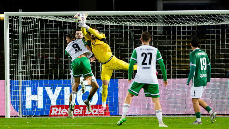 1. FC 1905 Schweinfurt vs. SC Eltersdorf, Sachs-Stadion Football, Regionalliga Bayern 1. FC 1905 Schweinfurt vs. SC Eltersdorf 9 Oct 2026 Sachs-Stadion , Schweinfurt, Germany Image: Yannik Jassmann (Eltersdorf), GK Jan Mött (FC05) punching the ball out. DFL REGULATIONS PROHIBIT ANY USE OF PHOTOGRAPHS AS IMAGE SEQUENCES AND OR QUASI-VIDEO Copyright: xPresseFotoxEvansx