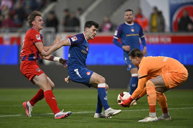 Zweikampf, Aktion Mikkel Kaufmann 1. FC Heidenheim 1846 FCH (29) gegen Jacob Rasmussen 1. FC Kaiserslautern FCK (14) Torwart Julian Krahl 1. FC Kaiserslautern FCK (01) 1. FC Heidenheim 1846 FCH vs 1. FC Kaiserslautern 09.10..2026 DFL REGULATIONS PROHIBIT ANY USE OF PHOTOGRAPHS AS IMAGE SEQUENCES AND OR QUASI-VIDEO 1. FC Heidenheim 1846 FCH vs 1. FC Kaiserslautern