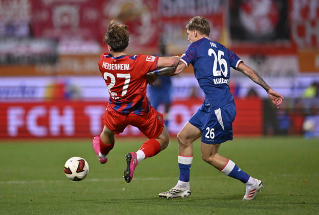 Zweikampf, Aktion Michael Heule 1. FC Heidenheim 1846 FCH (27) gegen Paul Joly 1. FC Kaiserslautern FCK (26) 1. FC Heidenheim 1846 FCH vs 1. FC Kaiserslautern 09.10..2026 DFL REGULATIONS PROHIBIT ANY USE OF PHOTOGRAPHS AS IMAGE SEQUENCES AND OR QUASI-VIDEO 1. FC Heidenheim 1846 FCH vs 1. FC Kaiserslautern