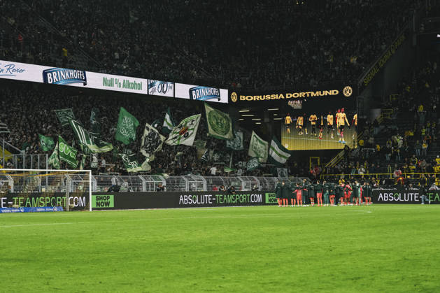 09.10.2026, xjmrgnx, Fussball 1.Bundesliga, Borussia Dortmund - SV Werder Bremen v.l. die Bremer Mannschaft feiert vor den Gästefans das 2:2 (DFL DFB REGULATIONS PROHIBIT ANY USE OF PHOTOGRAPHS as IMAGE SEQUENCES and or QUASI-VIDEO) Dortmund