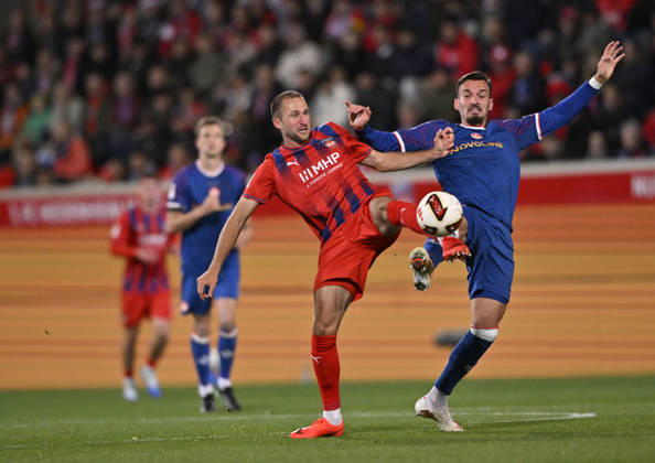 Zweikampf, Aktion Mergim Berisha 1. FC Kaiserslautern FCK (20) gegen Jonas Foehrenbach 1. FC Heidenheim 1846 FCH (19) 1. FC Heidenheim 1846 FCH vs 1. FC Kaiserslautern 09.10..2026 DFL REGULATIONS PROHIBIT ANY USE OF PHOTOGRAPHS AS IMAGE SEQUENCES AND OR QUASI-VIDEO 1. FC Heidenheim 1846 FCH vs 1. FC Kaiserslautern