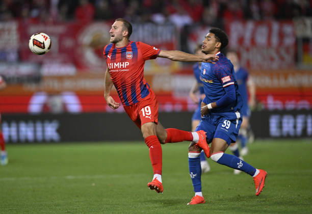 Zweikampf, Aktion Jonas Foehrenbach 1. FC Heidenheim 1846 FCH (19) gegen Thierry Tazemeta 1. FC Kaiserslautern FCK (39) 1. FC Heidenheim 1846 FCH vs 1. FC Kaiserslautern 09.10..2026 DFL REGULATIONS PROHIBIT ANY USE OF PHOTOGRAPHS AS IMAGE SEQUENCES AND OR QUASI-VIDEO 1. FC Heidenheim 1846 FCH vs 1. FC Kaiserslautern
