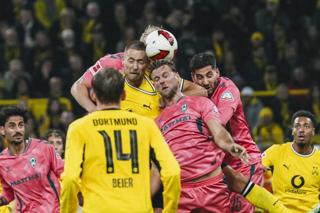 09.10.2026, xjmrgnx, Fussball 1.Bundesliga, Borussia Dortmund - SV Werder Bremen v.l. Kopfballduell zwischen Waldemar Anton (3, Dortmund), Niclas Füllkrug (10, Bremen) und Ludovit Reis (15, Bremen) (DFL DFB REGULATIONS PROHIBIT ANY USE OF PHOTOGRAPHS as IMAGE SEQUENCES and or QUASI-VIDEO) Dortmund