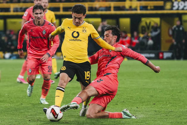 09.10.2026, xjmrgnx, Fussball 1.Bundesliga, Borussia Dortmund - SV Werder Bremen v.l. Zweikampf zwischen Konstantinos Karetsas (19, Dortmund) und Olivier Deman (2, Bremen) (DFL DFB REGULATIONS PROHIBIT ANY USE OF PHOTOGRAPHS as IMAGE SEQUENCES and or QUASI-VIDEO) Dortmund