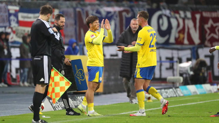Braunschweig vs Kiel, 2. BL Braunschweig, 09.10.2026, Fußball, Herren, 2. BL, Saison 2026 2027, Eintracht Braunschweig vs. Holstein Kiel: Jovan Mijatovic (Eintracht Braunschweig) kommt fuÌˆr Jan Urbich (Eintracht Braunschweig) ins Spiel. (DFL DFB REGULATIONS PROHIBIT ANY USE OF PHOTOGRAPHS as IMAGE SEQUENCES and or QUASI-VIDEO) Stadion an der Hamburger Straße Niedersachsen Deutschland