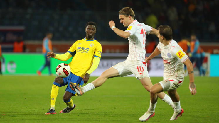Braunschweig vs Kiel, 2. BL Braunschweig, 09.10.2026, Fußball, Herren, 2. BL, Saison 2026 2027, Eintracht Braunschweig vs. Holstein Kiel: Aaron Opoku (Eintracht Braunschweig), Jonas Therkelsen (Holstein Kiel), (DFL DFB REGULATIONS PROHIBIT ANY USE OF PHOTOGRAPHS as IMAGE SEQUENCES and or QUASI-VIDEO) Stadion an der Hamburger Straße Niedersachsen Deutschland