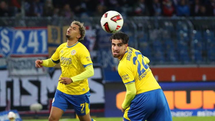 Braunschweig vs Kiel, 2. BL Braunschweig, 09.10.2026, Fußball, Herren, 2. BL, Saison 2026 2027, Eintracht Braunschweig vs. Holstein Kiel: Yann Sturm (Eintracht Braunschweig), Fabio Di Michele Sanchez (Eintracht Braunschweig) (DFL DFB REGULATIONS PROHIBIT ANY USE OF PHOTOGRAPHS as IMAGE SEQUENCES and or QUASI-VIDEO) Stadion an der Hamburger Straße Niedersachsen Deutschland