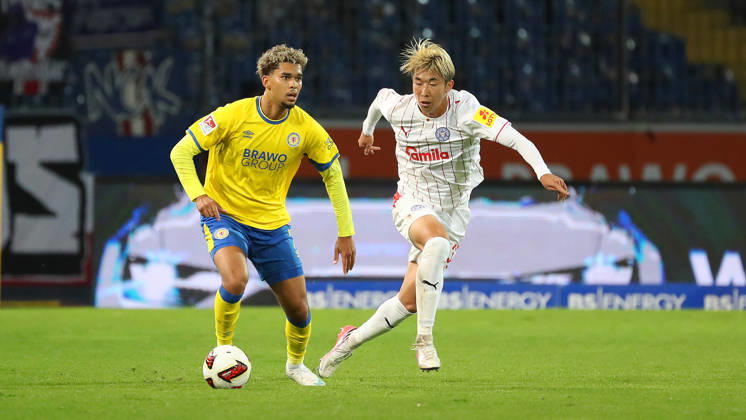Braunschweig vs Kiel, 2. BL Braunschweig, 09.10.2026, Fußball, Herren, 2. BL, Saison 2026 2027, Eintracht Braunschweig vs. Holstein Kiel: Yann Sturm (Eintracht Braunschweig), Hiroki Sekine (Holstein Kiel) (DFL DFB REGULATIONS PROHIBIT ANY USE OF PHOTOGRAPHS as IMAGE SEQUENCES and or QUASI-VIDEO) Stadion an der Hamburger Straße Niedersachsen Deutschland