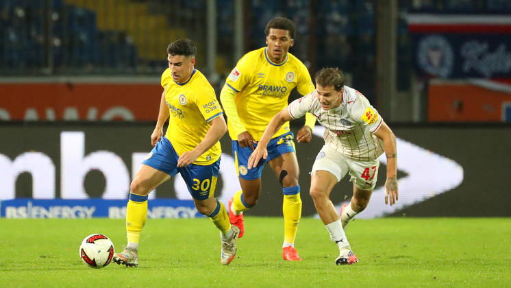 Braunschweig vs Kiel, 2. BL Braunschweig, 09.10.2026, Fußball, Herren, 2. BL, Saison 2026 2027, Eintracht Braunschweig vs. Holstein Kiel: Robin Heußer (Eintracht Braunschweig), Junior Ze (Eintracht Braunschweig) , John Tolkin (Holstein Kiel) (DFL DFB REGULATIONS PROHIBIT ANY USE OF PHOTOGRAPHS as IMAGE SEQUENCES and or QUASI-VIDEO) Stadion an der Hamburger Straße Niedersachsen Deutschland