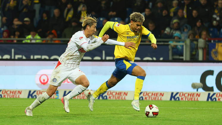 Braunschweig vs Kiel, 2. BL Braunschweig, 09.10.2026, Fußball, Herren, 2. BL, Saison 2026 2027, Eintracht Braunschweig vs. Holstein Kiel: Hiroki Sekine (Holstein Kiel), Yann Sturm (Eintracht Braunschweig) (DFL DFB REGULATIONS PROHIBIT ANY USE OF PHOTOGRAPHS as IMAGE SEQUENCES and or QUASI-VIDEO) Stadion an der Hamburger Straße Niedersachsen Deutschland