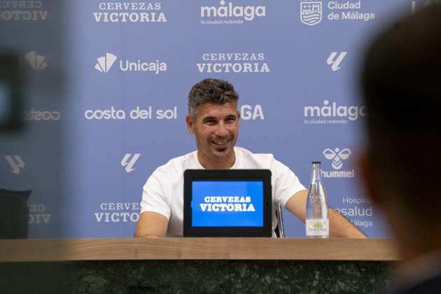MALAGA, SPAIN - OCTOBER 9: Malaga head coach, Juan Funes, smiling after a late draw during the press conference, PK, Pressekonferenz after La Liga match between Malaga and RCD Espanyol at the Estadio de la Rosaleda on the 9th of October, 2026 in Malaga, Spain Copyright: xAndresxLopezxSheridanxx xSPPx Sportspressphoto_SPR249902