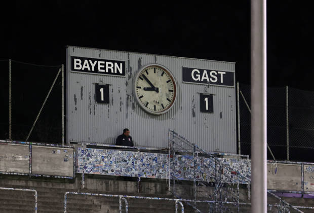 Fussball, Herren, Regionalliga Bayern, Saison 2026 2027, FC Bayern München II - SpVgg Unterhaching, Grünwalder Stadion Endstand 1:1 auf der Anzeigetafel