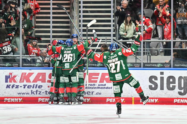 Penny DEL; Augsburger Panther - Fischtown Pinguins, 09.10.2026 AUGSBURG, GERMANY; 09. OCTOBER: Jubel der Panther nach dem Treffer zum 1-0 durch D. J. BUSDEKER (Augsburger Panther 14) Tor Torschuetze Freude Happy während dem Match der Penny DEL zwischen den Augsburger Panthern und den Fischtown Pinguins am 7. Spieltag im Curt Frenzel Stadion Copyright: xBEAUTIFULxSPORTS Goldbergx
