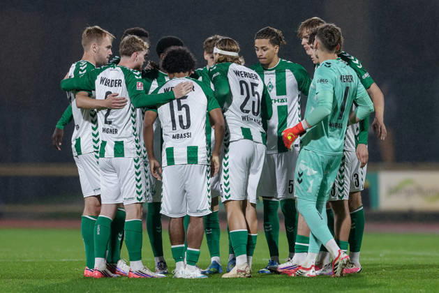 Spieler von SV Werder Bremen II schwören sich mit einem Mannschaftskreis ein, Teamkreis, Ansprache, Motivation, 09.10.2026, Bremen (Deutschland), Fussball, Regionalliga Nord, SV Werder Bremen II - SV Atlas Delmenhorst