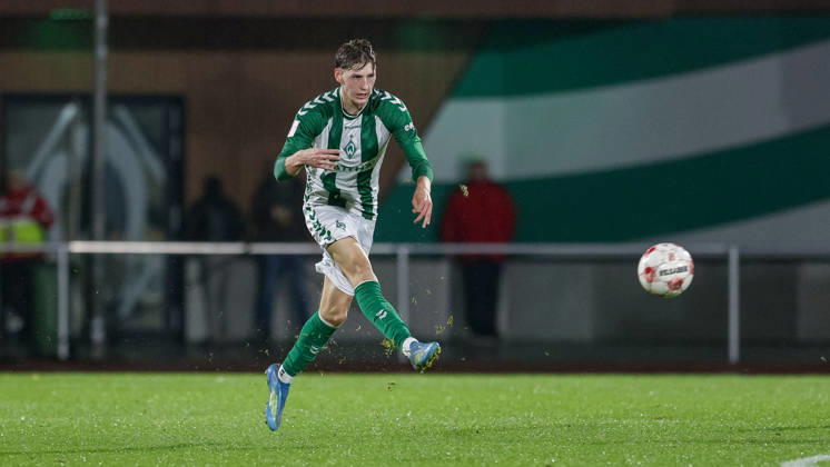 Luca Höcker (SV Werder Bremen II, 26) am Ball, Freisteller, Einzelbild, Ganzkörper, Aktion, Action, Spielszene, 09.10.2026, Bremen (Deutschland), Fussball, Regionalliga Nord, SV Werder Bremen II - SV Atlas Delmenhorst