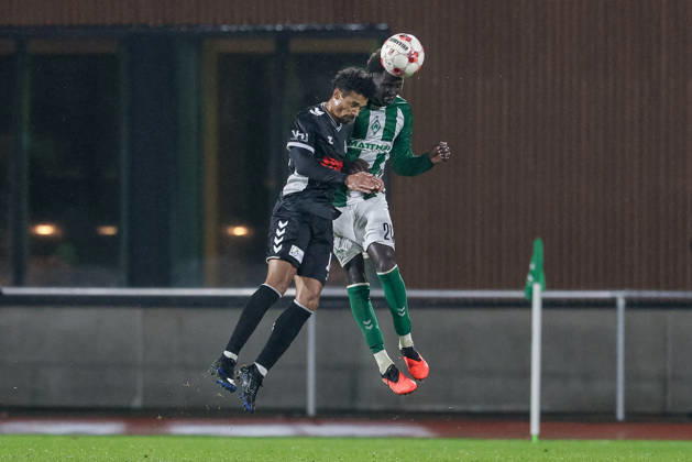 v.li.: Lamine Diop (SV Atlas Delmenhorst, 14) und Ramiz Hamouda (SV Werder Bremen II, 24) im Kopfballduell, Kopfball, Zweikampf, Action, Aktion, Spielszene, 09.10.2026, Bremen (Deutschland), Fussball, Regionalliga Nord, SV Werder Bremen II - SV Atlas Delmenhorst