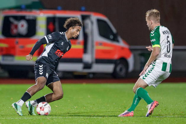 v.li.: Eric Anozie (SV Atlas Delmenhorst, 29) und Cimo Röcker (SV Werder Bremen II, 5) im Zweikampf, Duell, Dynamik, Aktion, Action, Spielszene, 09.10.2026, Bremen (Deutschland), Fussball, Regionalliga Nord, SV Werder Bremen II - SV Atlas Delmenhorst