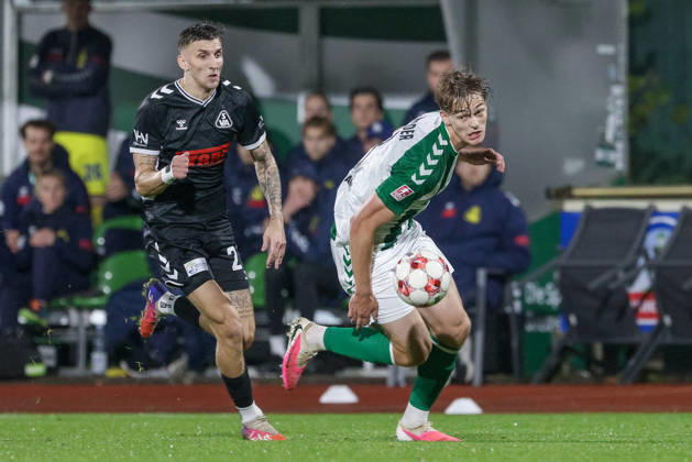 v.li.: Steffen Rohwedder (SV Atlas Delmenhorst, 28) und Mats Heitmann (SV Werder Bremen II, 3) im Zweikampf, Duell, Dynamik, Aktion, Action, Spielszene, 09.10.2026, Bremen (Deutschland), Fussball, Regionalliga Nord, SV Werder Bremen II - SV Atlas Delmenhorst